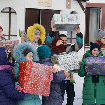 Obrázek článku: Na Ukrajinu opět míří dárky pro chudé děti. Nejvíce balíčků putuje z Hranicka.
